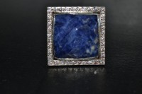 Anillo con diamante azul